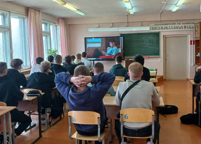 просмотр и обсуждение студентами фильма "вербовщик"