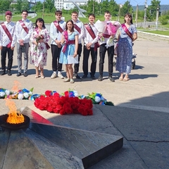 Возложение цветов к вечному огню в знак признательности и уважения к героям ВОВ 