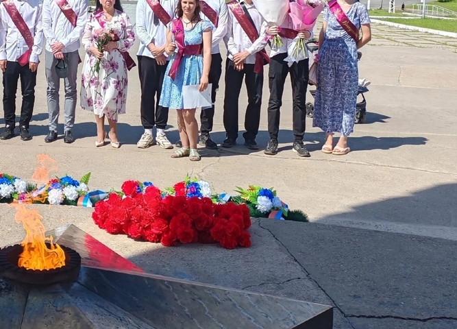 Возложение цветов к вечному огню в знак признательности и уважения к героям ВОВ 